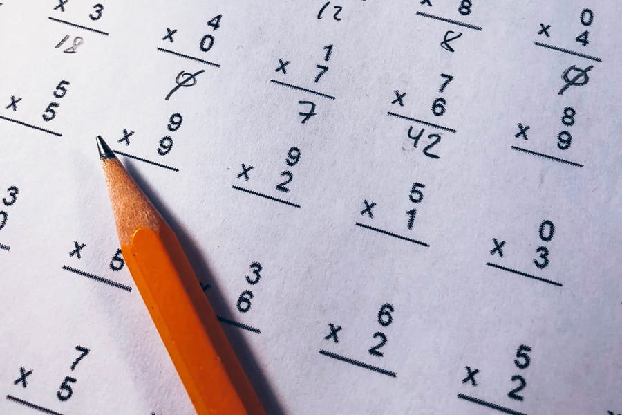 Arbeitsblatt mit Multiplikationsaufgaben und Bleistift